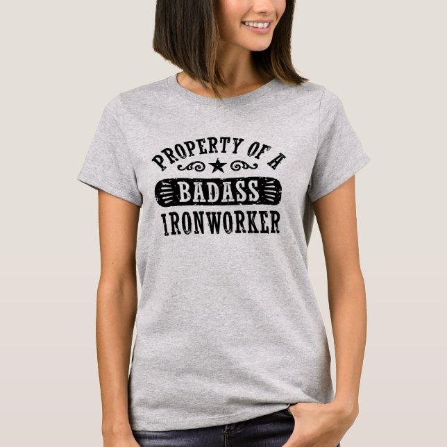 Egendom i en Badass Ironworking Tee (Framsida)