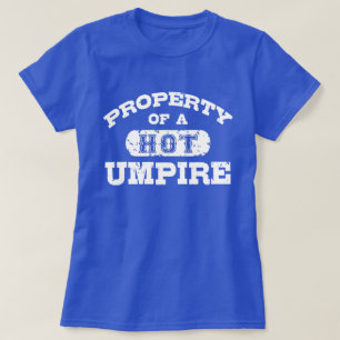 Egendom i en Hett Umpire T-shirt