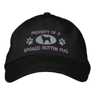 Egendom i en pug broiderad hatt (Lila) Broderad Keps