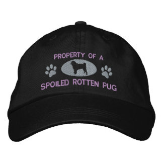 Egendom i en pug broiderad hatt (Lila) Broderad Keps