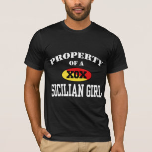 Egendom i en siciliansk flicka t-shirt