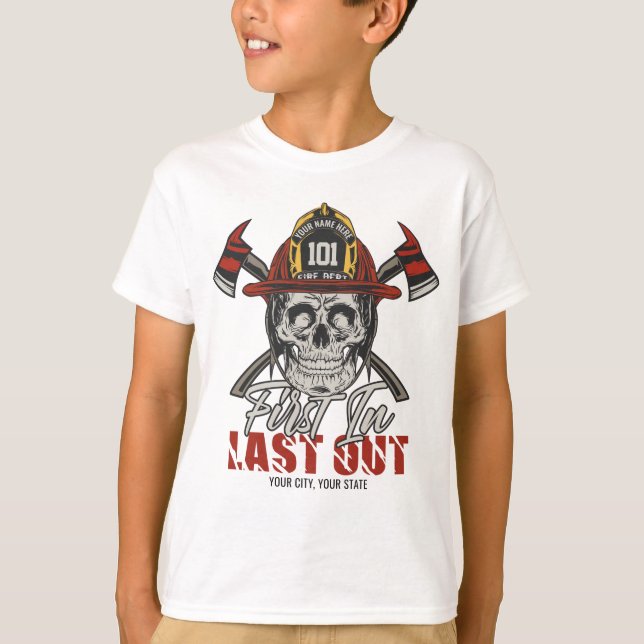 Eget NAMN-brandbekämpare först i den sista brandma T Shirt (Framsida)