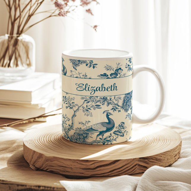 Eget namn för Blue Chinoiserie Peacock Kaffemugg (Blue Chinoiserie Peacock Custom Name Coffee Mug on a sunny neutral boho kitchen table.)