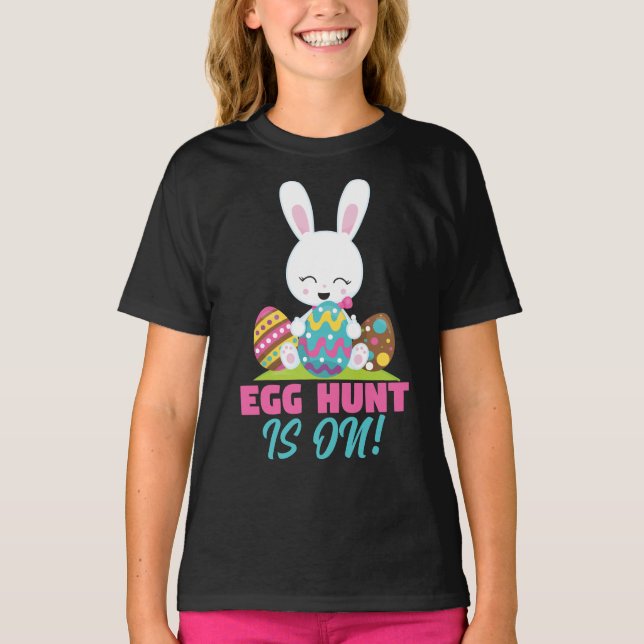 Egg Hunt är på Påsk Helgdag T Shirt (Framsida)