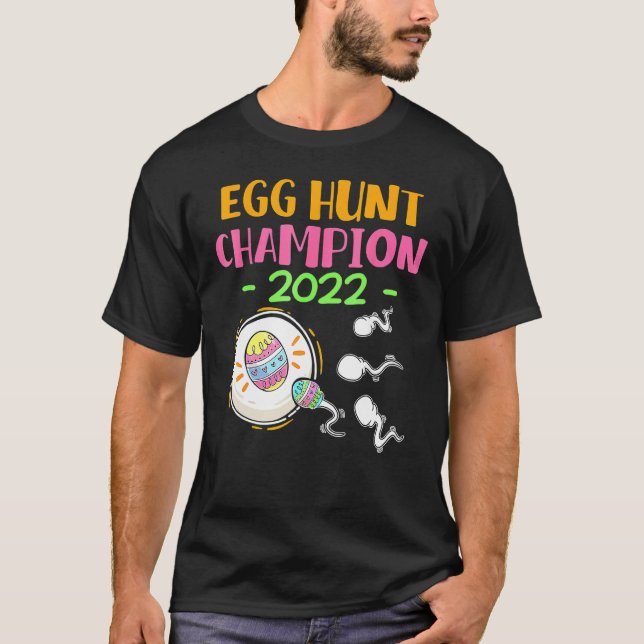 Egg Hunt Champion 2022 Påsk Gravid Announceme T Shirt (Framsida)