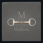 Eggbut Snaffle Bit Monogrammed Equestrian Stenunderlägg<br><div class="desc">För hästar och hästälskare är den här underlägg med en trompe l'oeil-illustration av en kopparmun- och äggstötbit mellan ditt monogram och namn.</div>