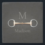 Eggbut Snaffle Bit Monogrammed Equestrian Stenunderlägg<br><div class="desc">För hästar och hästälskare är den här underlägg med en trompe l'oeil-illustration av en kopparmun- och äggstötbit mellan ditt monogram och namn.</div>