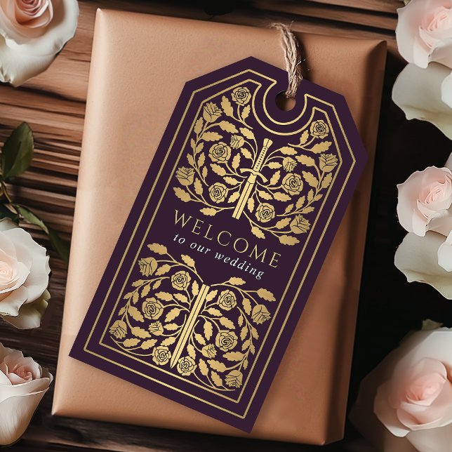 Eggplant Royal Medieval Gold Sword Wedding Welcome Presentetikett (Skapare uppladdad)