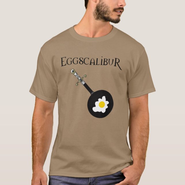 Eggscalibur stekpannasvärd med äggskjortan t-shirt (Framsida)