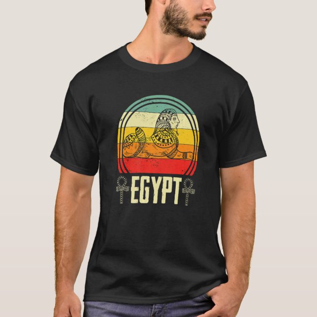 Egypt Pharaoh Anubis Sphinx Egyptology Pyramids T Shirt (Framsida)