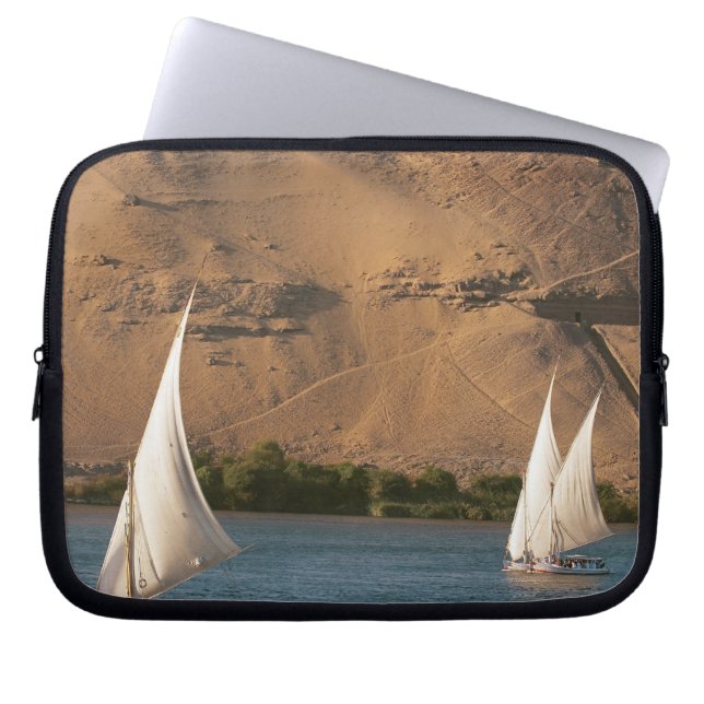 Egypten, Aswan, Nile River, Felucca-segelbåtar. Laptop Fodral (Framsidan)
