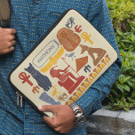 Egypten Egyptian Graphics Collage Laptop Fodral<br><div class="desc">Laptop sleeve är redot att vara personlig med ett namn i ljusblå skrift som satts in i och egyptiska cartouche stil ram. Namn förekommer på båda sidor om mugg och åtföljer ett kollage av grafik som inspirerats av gammal Egypten. Mina illustrationer skildrar guden Thoth, kattens gudinna Bastet, skalbaggen i helig,...</div>