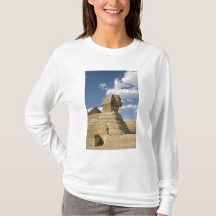 Egypten, Giza. Den stora Sfinxen reser sig ovanför Tee Shirt