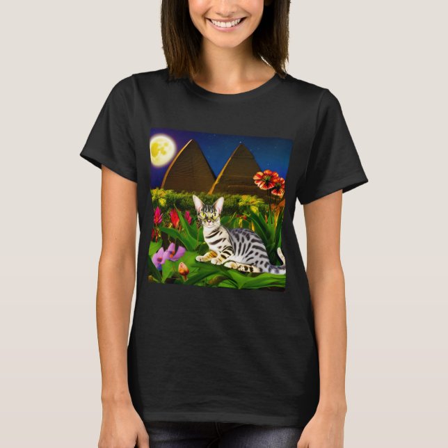 Egyptian Mau Cat i Midnight Garden T Shirt (Framsida)