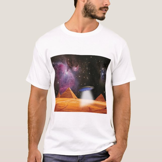 Egyptian Pyramids Giza Meets Space och UFO T Shirt (Framsida)