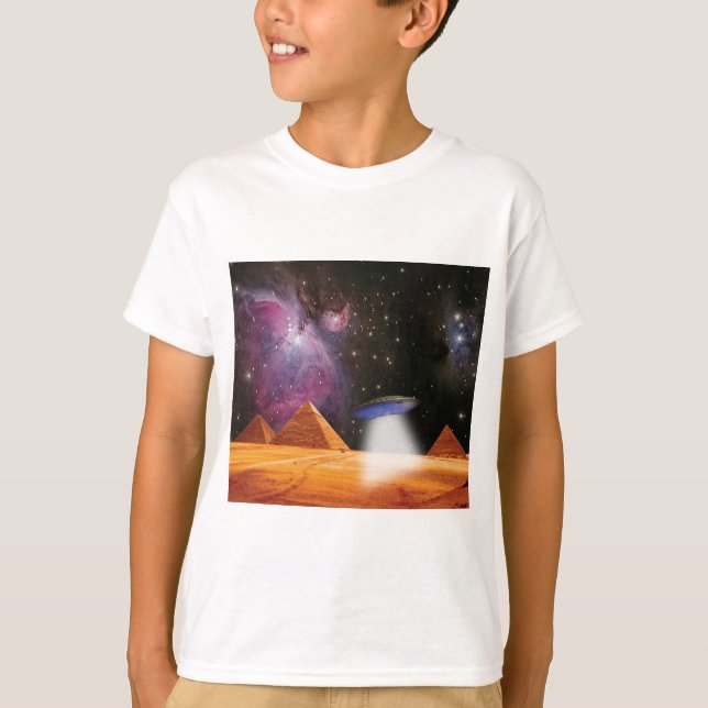 Egyptian Pyramids Giza Meets Space och UFO T Shirt (Framsida)