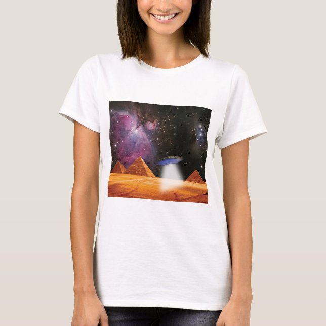 Egyptian Pyramids Giza Meets Space och UFO T Shirt (Framsida)