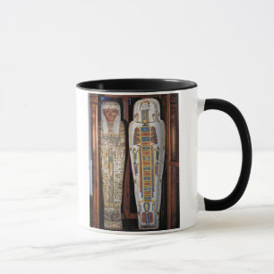 Egyptisk sarkofag som täckas med hieroglyphics (p mugg