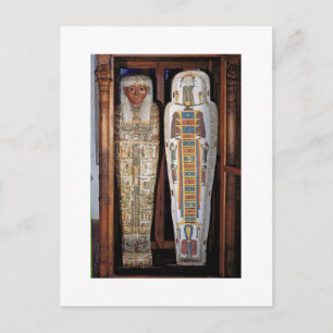 Egyptisk sarkofag som täckas med hieroglyphics (p vykort