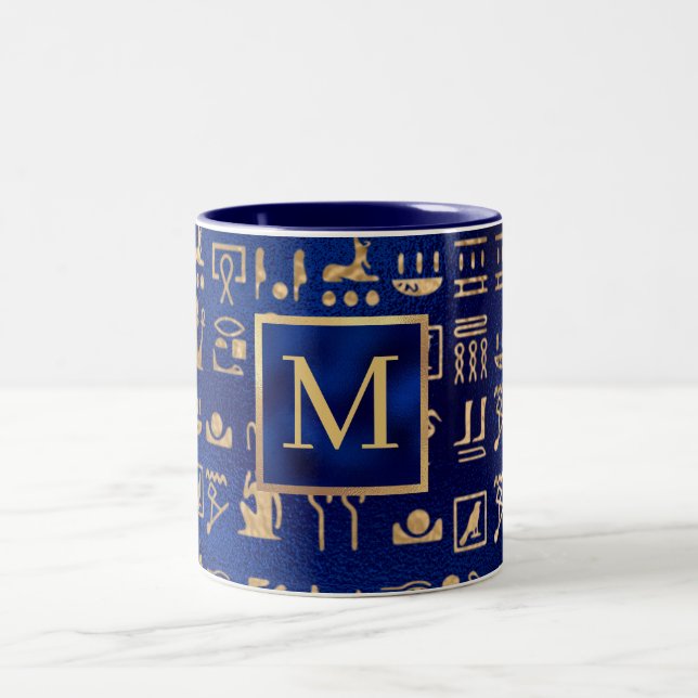 Egyptiska hieroglyfer och anpassad initial Två-Tonad mugg (Center)