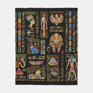 Egyptiska hieroglyfer och gudom på svart fleecefilt