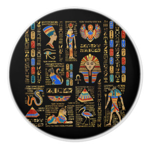 Egyptiska hieroglyfer och gudom på svart knopp