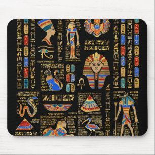 Egyptiska hieroglyfer och gudom på svart musmatta