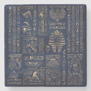 Egyptiska hieroglyphs och gudom-guld på marmor stenunderlägg