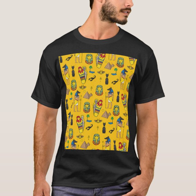 Egyptiska inslag, Anubis, pyramids mönster. T Shirt (Framsida)