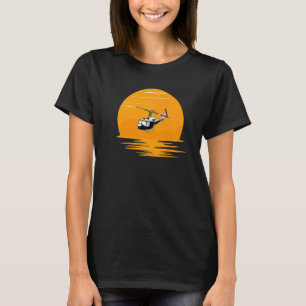 Eh 1 Chopper Helicopter som flyger vid solnedgång T Shirt