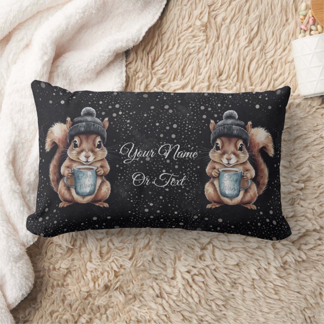 Eichhörnchen mit Tasse und Schnee „Stay Warm“ Lumbarkudde (Filt)