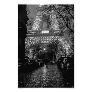 Eiffel Torn - Kvinna i regnet - Svarta och vita Fototryck