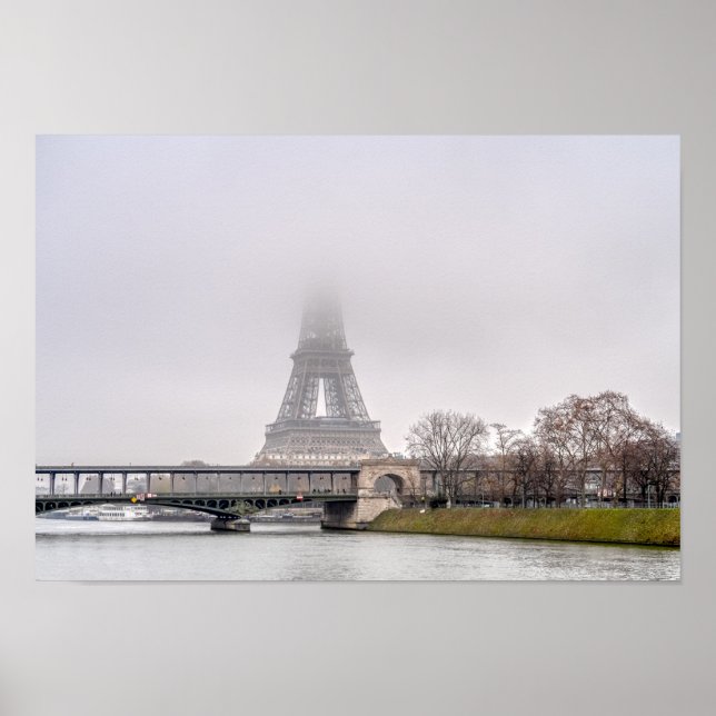 Eiffel Torn och Bir-hakeim-bron på en mistdag Poster (Framsidan)