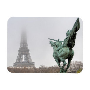 Eiffel Torn och Bir-hakeim-statyn på en mistdag Magnet