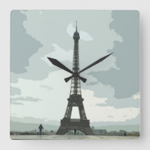 Eiffel Torn på en molnig natt