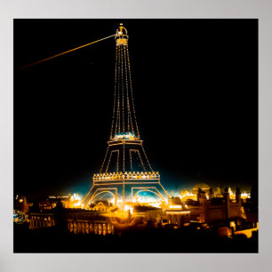 Eiffel torn som är upplyst på Paris utläggning Poster