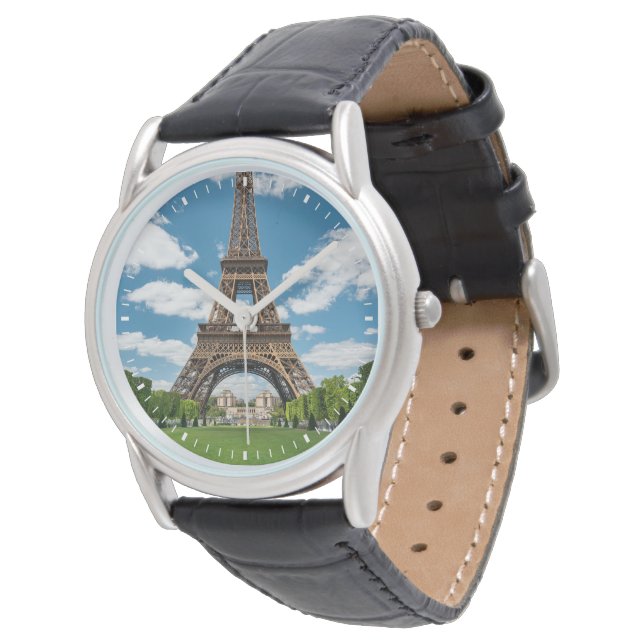 Eiffeltornet sett från Champ de Mars offentliga pa Armbandsur (Vinklad)