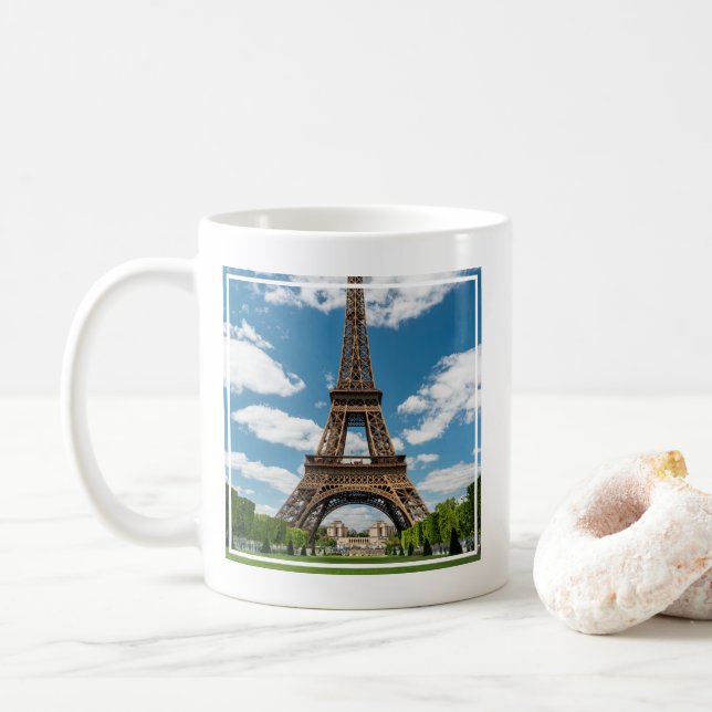 Eiffeltornet sett från Champ de Mars offentliga pa Kaffemugg (Med munk)