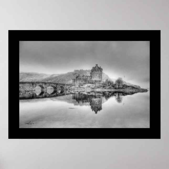 Eilean Donan Castle i Skottland (Black and White) Poster (Framsidan)