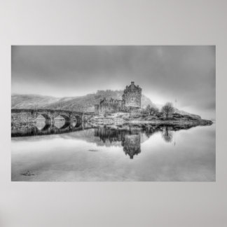 Eilean Donan Castle i Skottland (Black and White) Poster