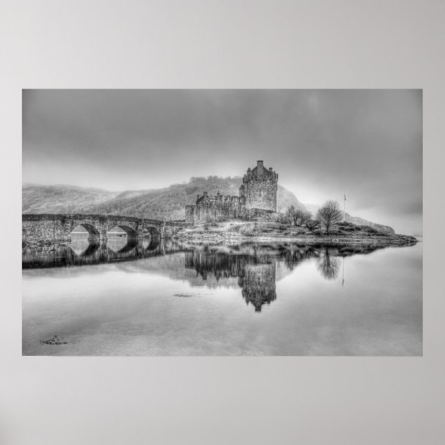 Eilean Donan Castle i Skottland (Black and White) Poster (Framsidan)