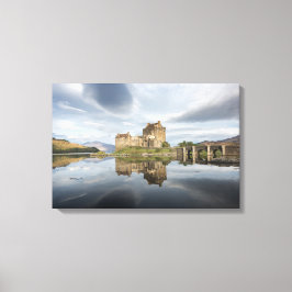 Eilean Donan Castle med reflexion i Skottland Canvastryck
