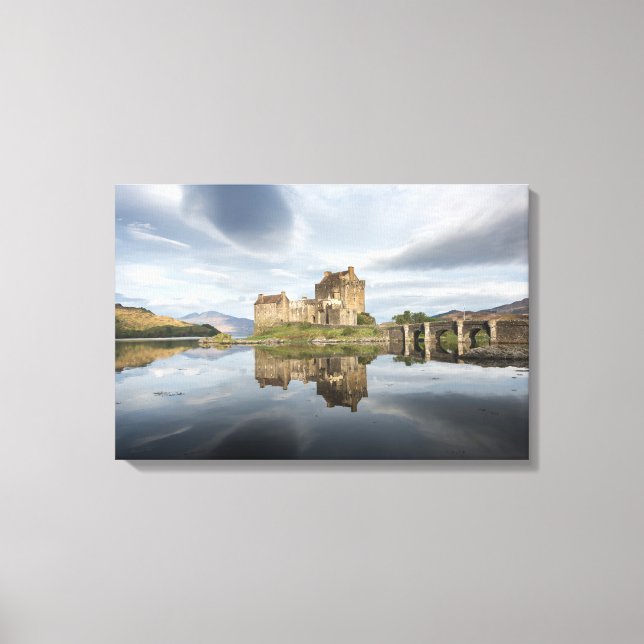 Eilean Donan Castle med reflexion i Skottland Canvastryck (Framsida)