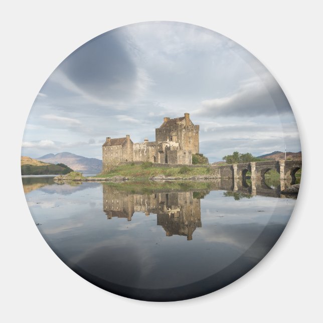 Eilean Donan Castle med reflexion i Skottland Magnet (Framsidan)