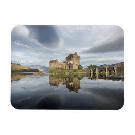 Eilean Donan Castle med reflexion i Skottland Magnet