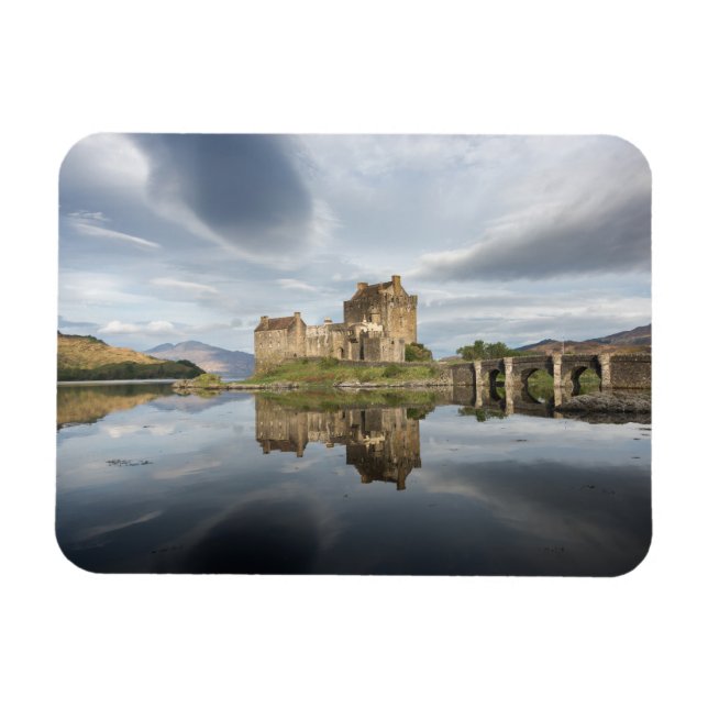 Eilean Donan Castle med reflexion i Skottland Magnet (Horisontell)