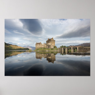 Eilean Donan Castle med reflexion i Skottland Poster