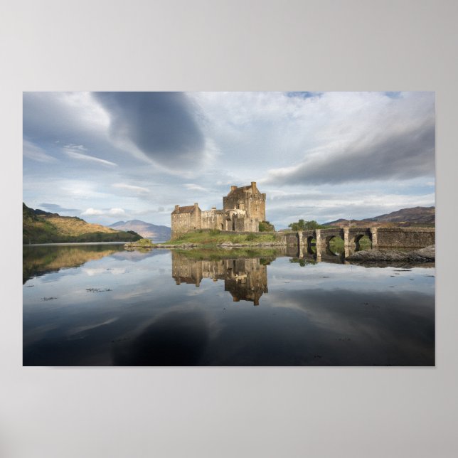 Eilean Donan Castle med reflexion i Skottland Poster (Framsidan)