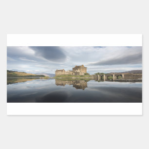 Eilean Donan Castle med reflexion i Skottland Rektangulärt Klistermärke