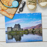 Eilean Donan Castle scottish iconic attraktion Pussel<br><div class="desc">Få borttappad i den mystiska alluren av det här Skottlands Eilean Donan Castle-pussel! Dö in i vibe från högländerna med detta originalfoto av ett av de mest ikoniska kastlarna i de skotska högländerna, som reflekterar i vatten i Loch Duich. Lägg dig i en skotsk karm, en biet i taget. Perfekt...</div>